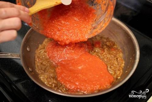 Добавьте бульон и тушите в течении 2-ух минут, затем добавьте протертые помидоры.