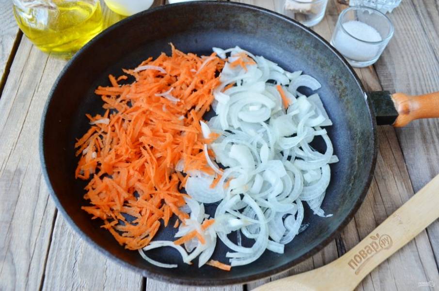 Очистите лук и морковь, измельчите овощи и обжарьте их на растительном масле до полуготовности.