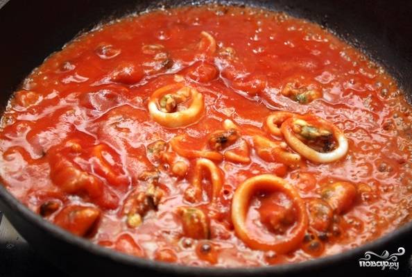 Теперь сделайте средний огонь и влейте томатное пюре. Выпарите блюдо пару минут.