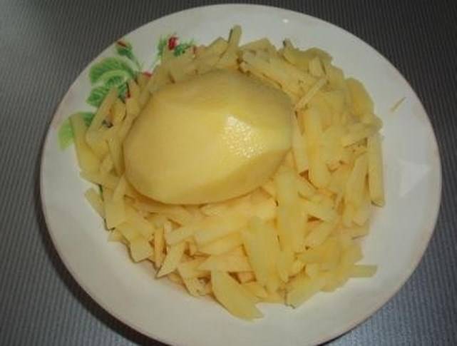 Картофель порежьте кусочками, кроме одной картофелины – её оставьте целой. 
