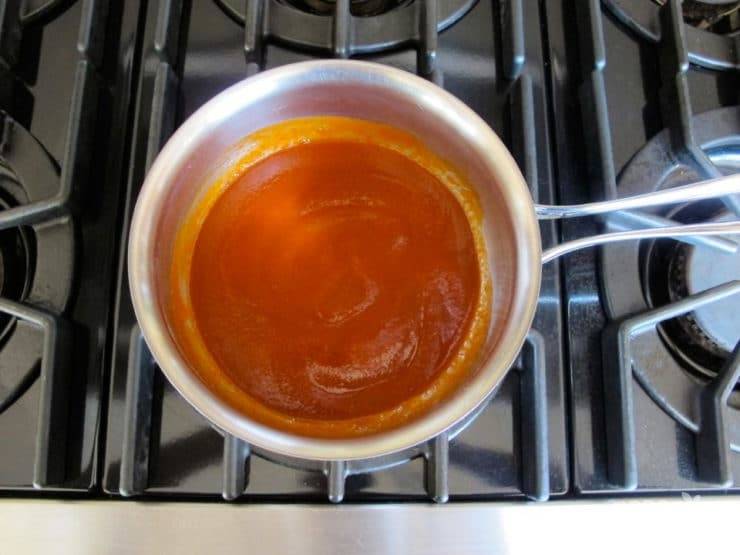 5. В это же время приготовьте соус. В сотейнике соедините соль, соус и мёд. Нагрейте смесь, помешивая, до получения единой консистенции.