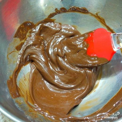 Начнем с приготовления пудинга. Растопим 100 граммов шоколада.
