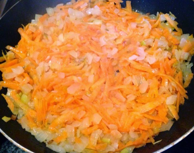 4. Пока жарятся овощи, выложите кабачки на дно кастрюли.
