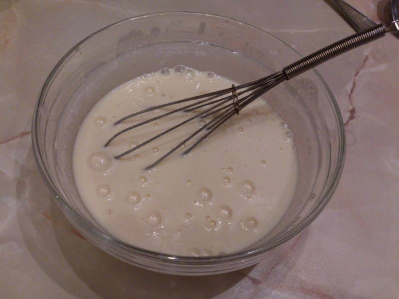 Растворяем в кефире дрожжи, добавляем яйца, сахар, соль. Маслу дать подтаять, растолочь вилкой и добавить его к полученной массе.