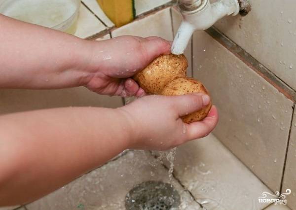 1. Для начала вымойте и очистите картофель. 
