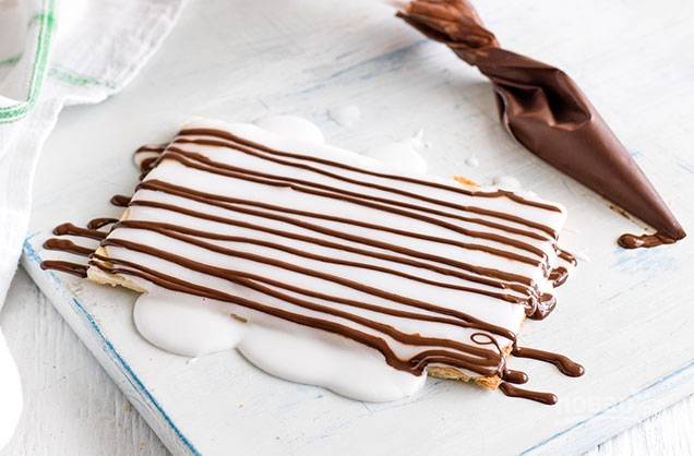 6. Украсьте десерт топленным шоколадом в виде тонких полосок.