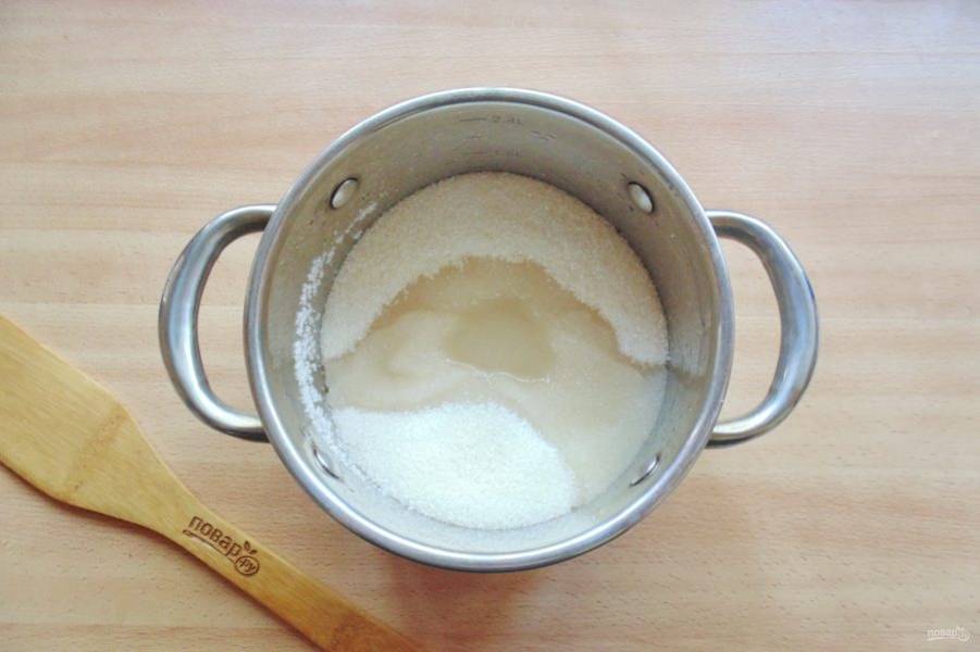 Налейте в сахар воду. Поставьте кастрюлю на плиту и помешивая, доведите сахар до полного растворения.