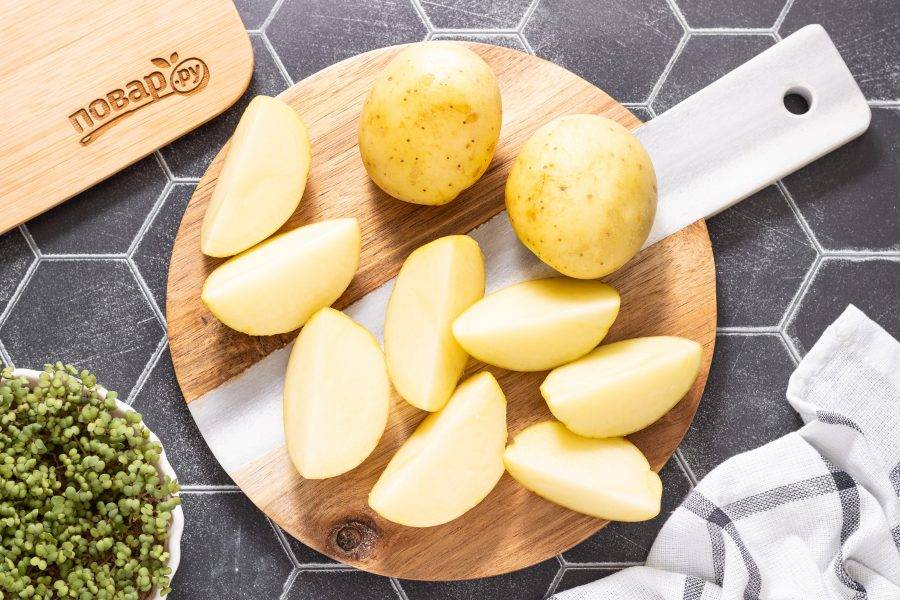 Картофель можно очистить от кожуры по желанию. У меня картофель молодой и я этого не делаю. Нарежьте картофель дольками.