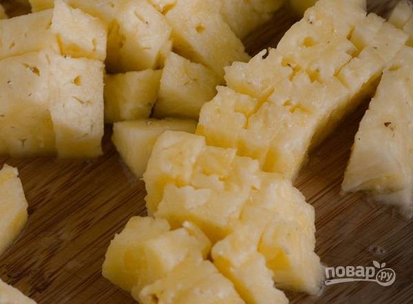 1. Очистите ананас, нарежьте мякоть кубиками и выложите на противень или тарелку. Уберите в морозилку часа на 4. 