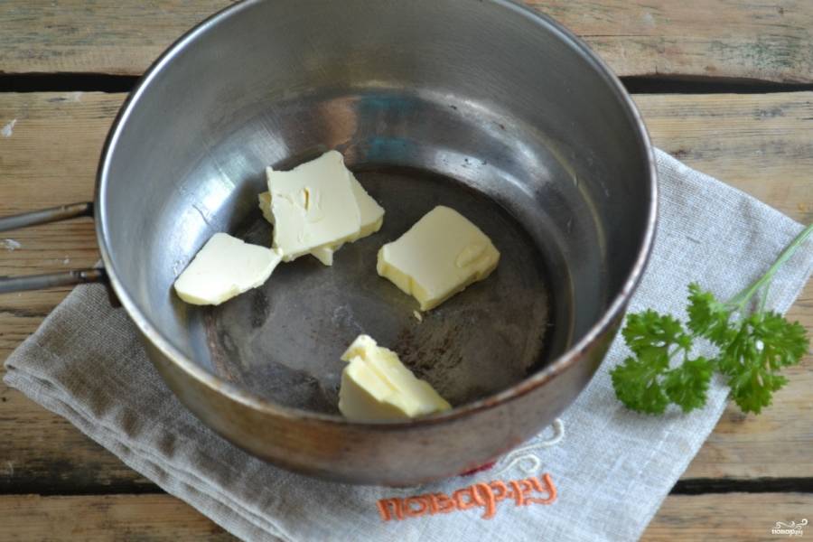 Сразу же приступим к приготовлению соуса "Бешамель". Сливочное масло порежьте на кусочки, положите в сотейник и растопите на медленном огне. 