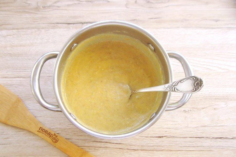 Перемешайте суп со сливками.