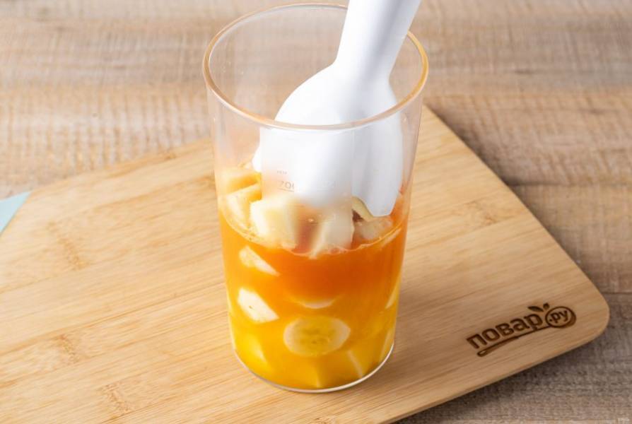 Соедините в стакане для блендера яблоки, банан, апельсиновый и морковный сок. Измельчите блендером до однородности. Добавьте сироп топинамбура по вкусу и ещё раз измельчите.