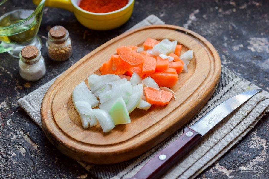 Очистите и сполосните лук, морковь. Овощи нарежьте средними кусочками.