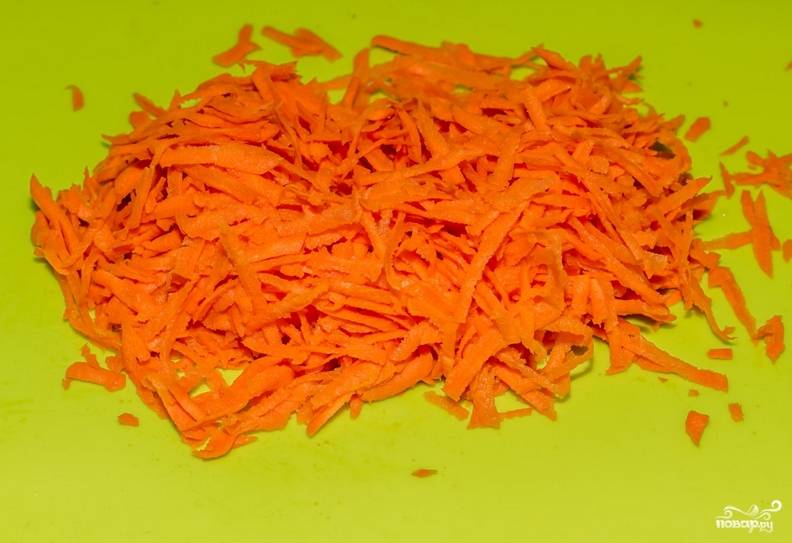 Морковь натрите на терке.