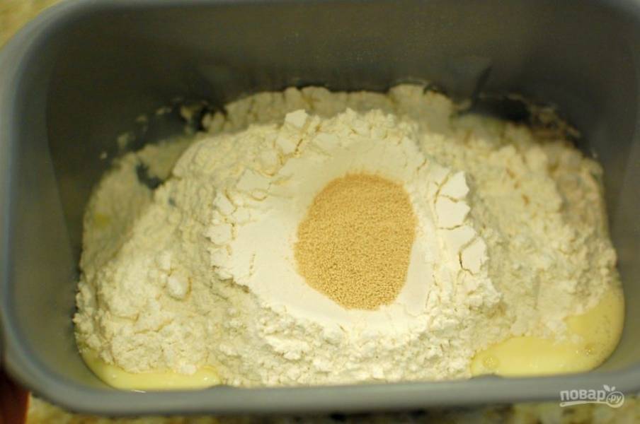 2.	Для теста: в чашу хлебопечки выложите только что приготовленную смесь в кастрюле, налейте молоко и добавьте масло, сахар, соль и яйцо, сверху насыпьте муку, сделайте небольшое углубление и всыпьте в него сухие дрожжи. Включите хлебопечку в режиме «Основное тесто».