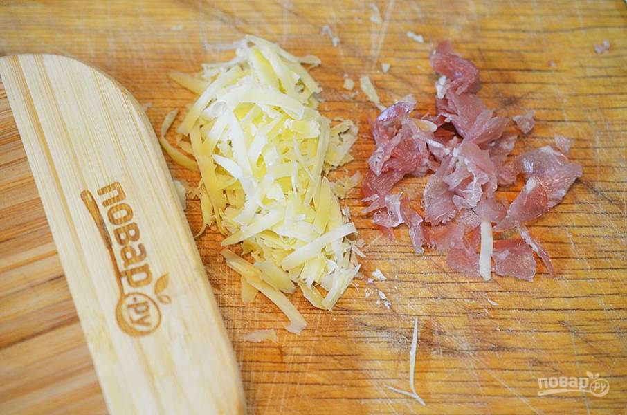 Сыр натрите на крупной терке, ветчину нарежьте кубиком.