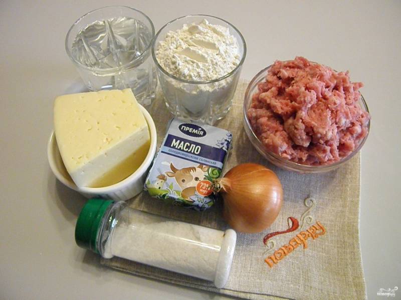 Приготовьте продукты для пельменей. Сыр и масло пока отложите, они понадобятся в конце готовки.