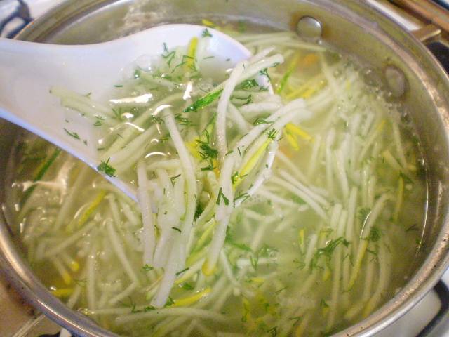 В готовый суп кладем ароматные травы, специи, кабачок и зелень. Варите 5-7 минут, затем выключайте. Суп готов!