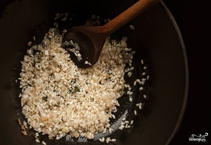 1. На растительном масле обжарим измельченный чеснок и белую часть лука-шалот. Сюда же добавим рис и обжарим, пока рис не станет румяным. 