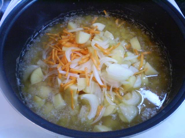 6. И добавляю овощи к гороху. Варю в режиме "Суп" до мягкости овощей.