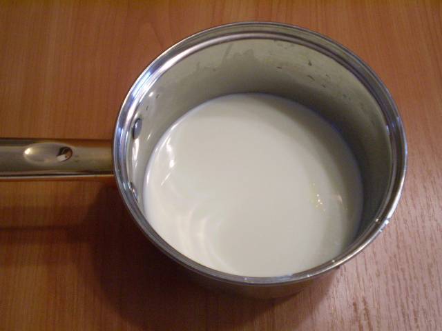 2. Переливаем молоко в удобную не подгорающую кастрюлю и ставим на медленный огонь, нельзя доводить его до кипения.