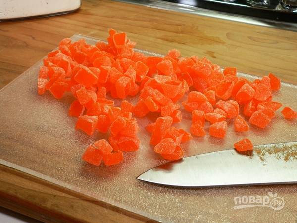 Апельсиновые цукаты разрежьте на небольшие кусочки.