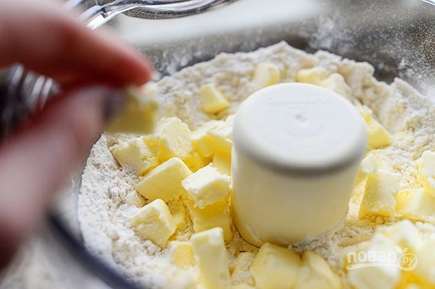 2. Добавьте в сухую смесь порезанное на мелкие кубики сливочное масло и сухое молоко.
