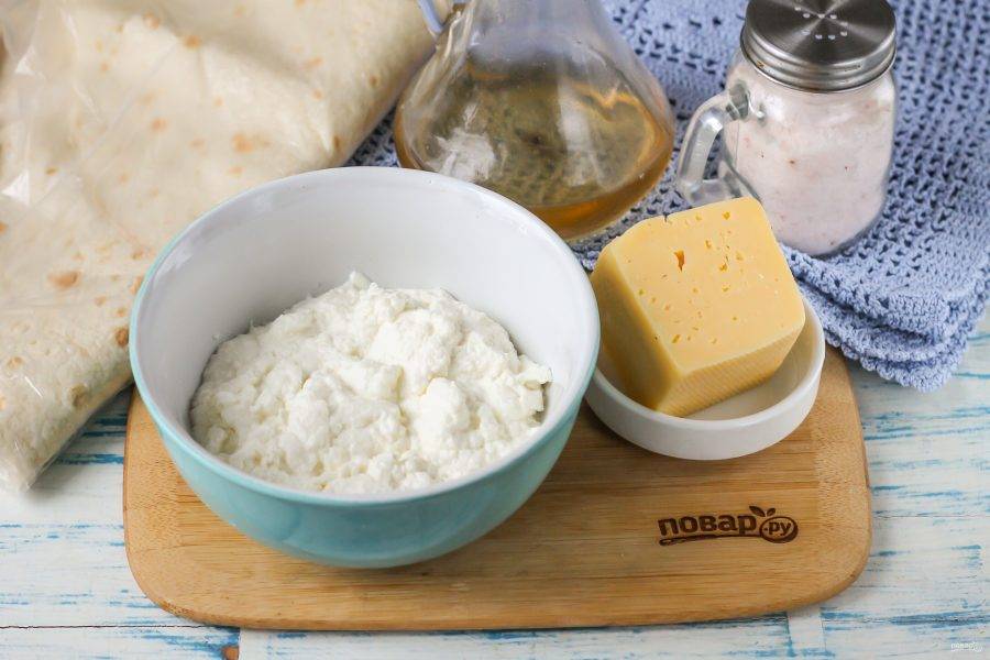Подготовьте указанные ингредиенты. Творог может быть любой жирности, сорт сыра также значения не имеет: мягкий или твердый.