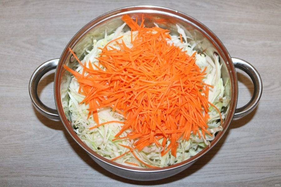 Морковь натрите на тёрке по-корейски, добавьте к капусте.
