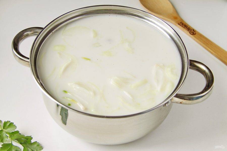 Влейте молоко в суп и прогрейте на небольшом огне. По желанию в конце добавьте свежую зелень.