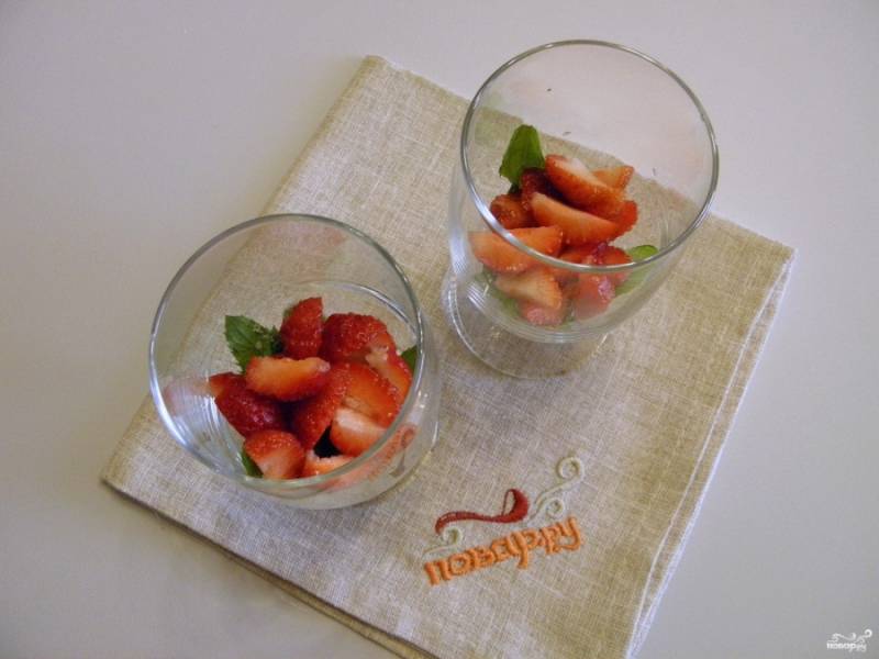 У клубники оборвите хвостики, порежьте ягоды на 4 части, положите их в бокалы. Выжмите туда сок лимона или лайма, можно добавить даже дольки, если желаете.
