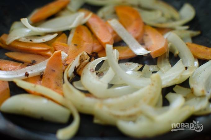 5. Обжарьте несколько минут, помешивая. Снимите с огня и выложите на сковороду овощи. Жарьте пару минут до румяности.  