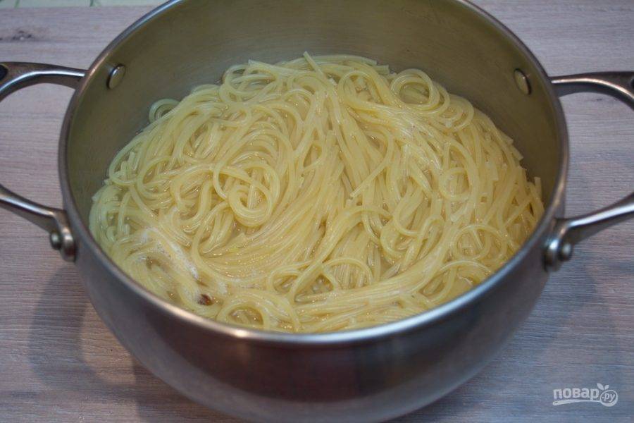 6. В большой кастрюле отварите спагетти до готовности. Инструкцию по приготовлению спагетти читайте на упаковке.