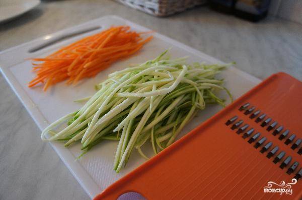 Тем временем морковь и цуккини натираем максимально длинной соломкой.