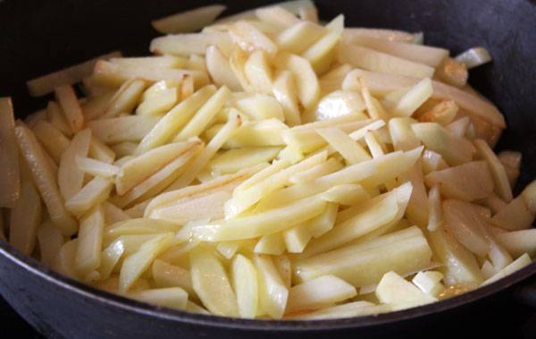 Картошку нарезаем, солим, перчим и обжариваем в масле на среднем огне.