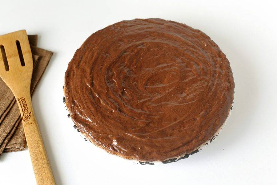 Залейте поверхность бисквита шоколадным соусом, и уберите десерт в холодильник на пару часов.