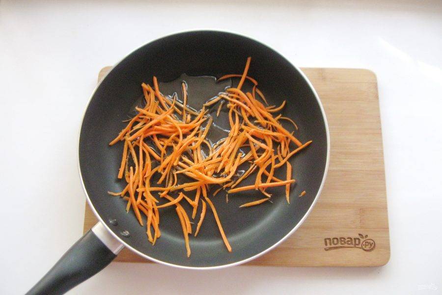 Морковь очистите, помойте и нарежьте тонкой соломкой. Выложите в сковороду.
