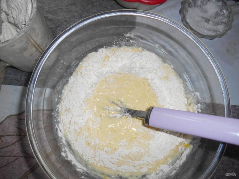 В емкость к кефиру добавьте соль, сахар и муку. Хорошо перемешайте до однородной консистенции.
