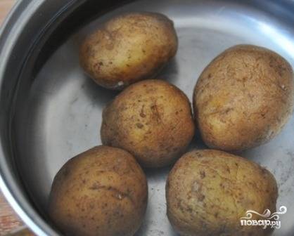 Первым делом варим картофель в мундире. Для блюда лучше всего подойдет картошка с высоким содержанием крахмала.