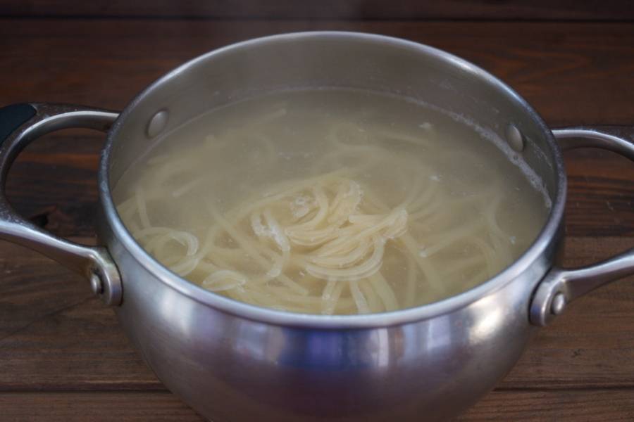 В кипящей подсоленной воде отварите спагетти по рецепту, указанному на упаковке.