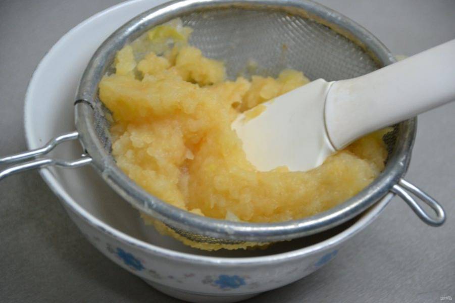 Протрите яблочную массу через сито, возьмите для приготовления зефира 50 грамм пюре.
