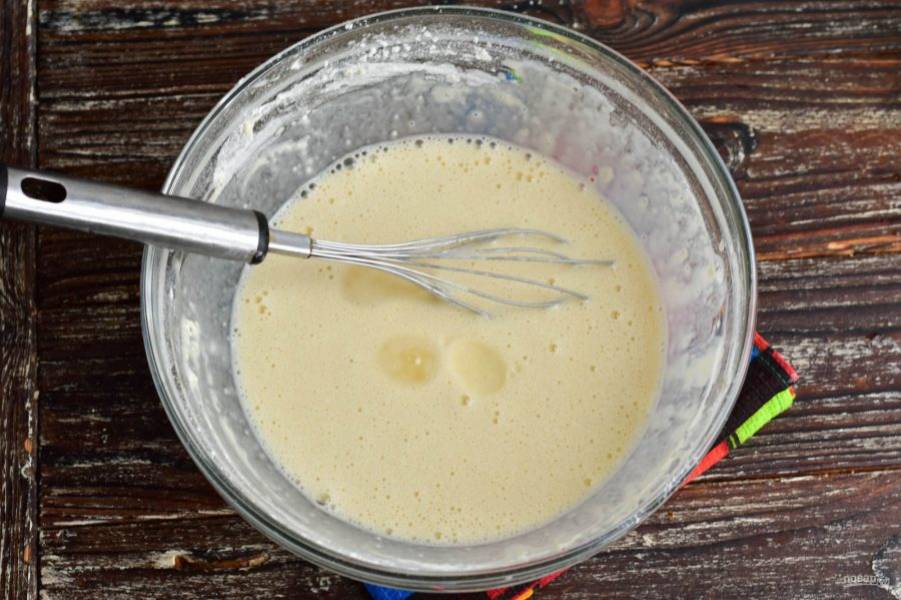 Хорошо перемешайте тесто и влейте растительное масло. Оно нужно для того, чтобы блины было легко переворачивались на сковороде.