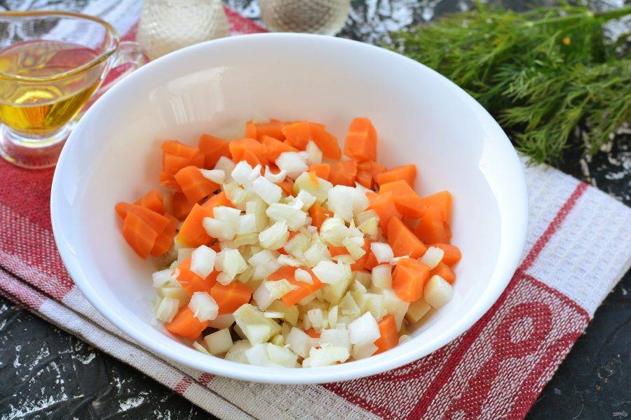 Нарежьте кубиками тыкву и репчатый лук. Добавьте овощи в салат.