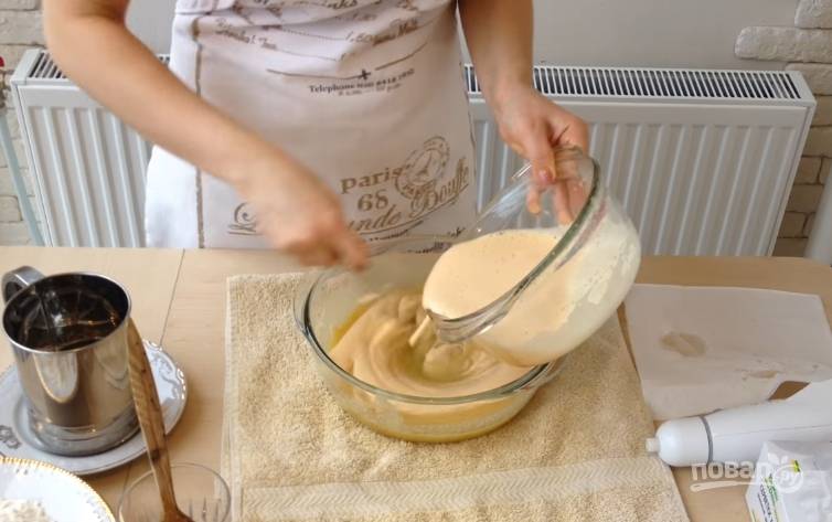 5.	Растопленный мед с маслом убираете с плиты, вводите к ним взбитые с содой яйца, все время перемешиваете.