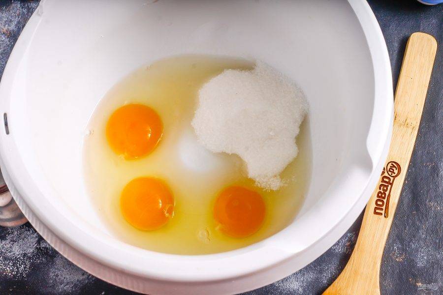 Вбейте куриные яйца в чашу кухонного комбайна, всыпьте соль и сахар, взбейте в течение 4-5 минут в пышную пену. Это можно сделать и миксером.