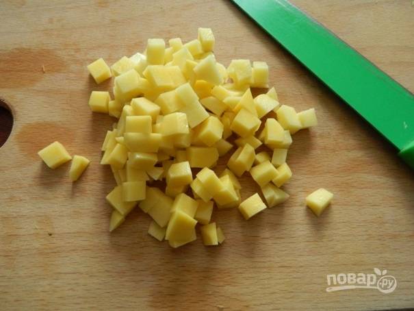 Обжариваем овощи минут 5, а пока нарежем картофель небольшими кусочками.