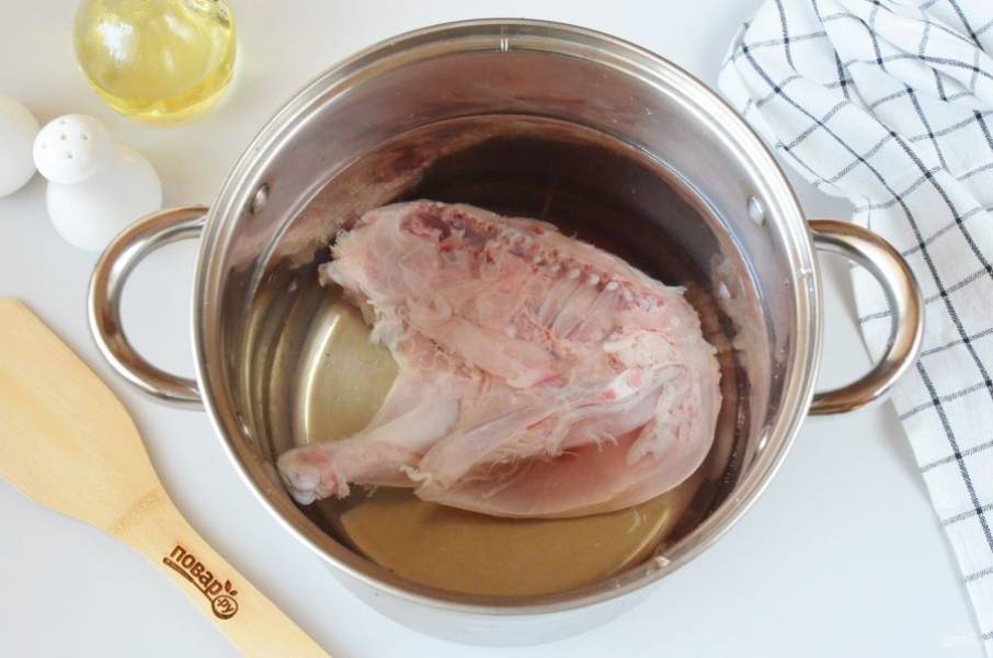 Выложите половинку курицы в большую кастрюлю (у меня 5 литровая), залейте чистой холодной водой, доведите до кипения и варите 40-45 минут, если курочка домашняя, то не менее 1-1,5 часа.