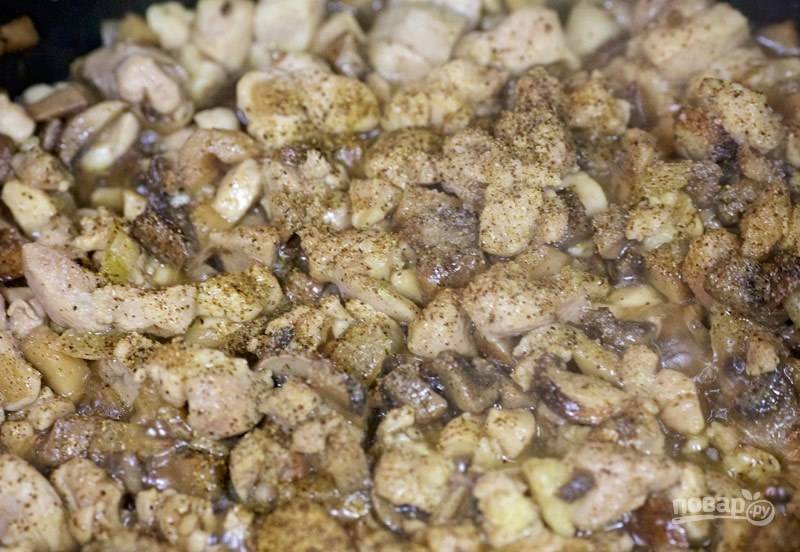 Протушите мясо и грибы с луком 15-17 минут. Посолите и поперчите.
