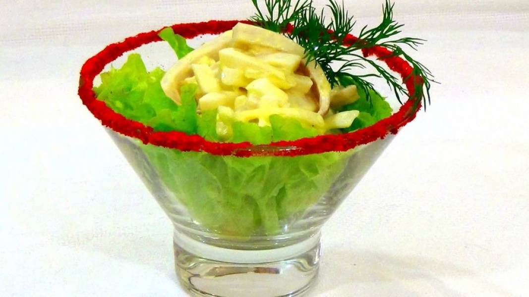 4.  В блюдо налейте воду высотой 3-4 мм, окуните в нее верх салатника и опустите в блюдо с паприкой. Выложите салат на листья салата. Приятного аппетита!