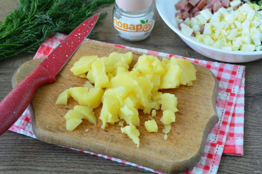 Картофель отварите до мягкости, в среднем картошка варится 20 минут. Остывший картофель нарежьте кубиками.